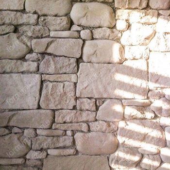 Стена облицованная средиземноморским камнем